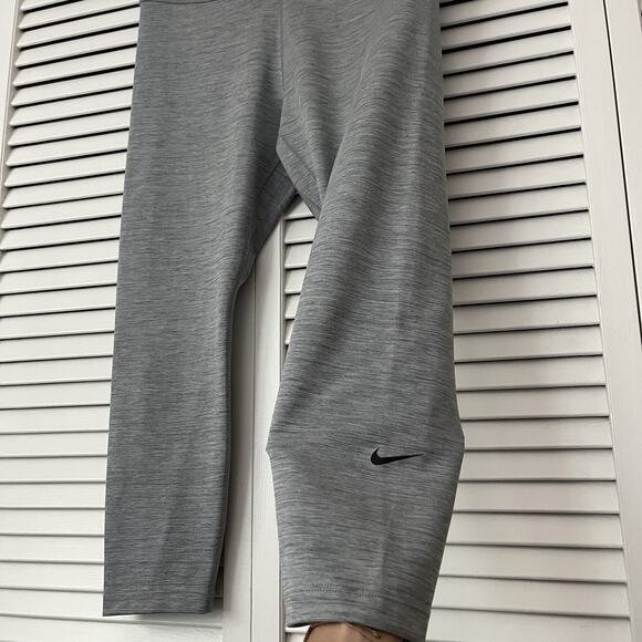 Nike Heather gray capri leggings, mid-rise, hidden small pockets, Soft, size L - Picture 2 of 8